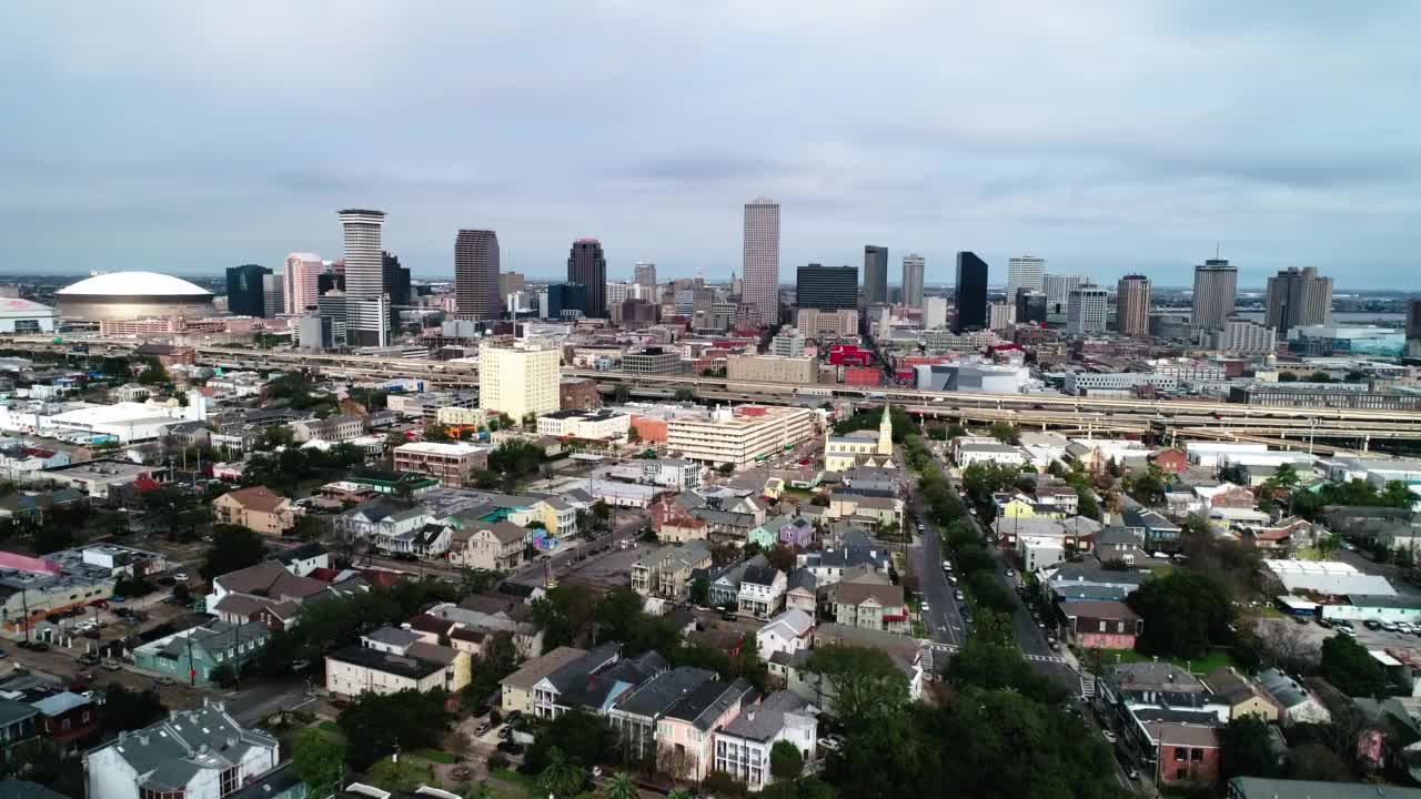 空中向前拍摄的住宅城市的摩天大楼在多云的天空-新奥尔良，路易斯安那州视频素材