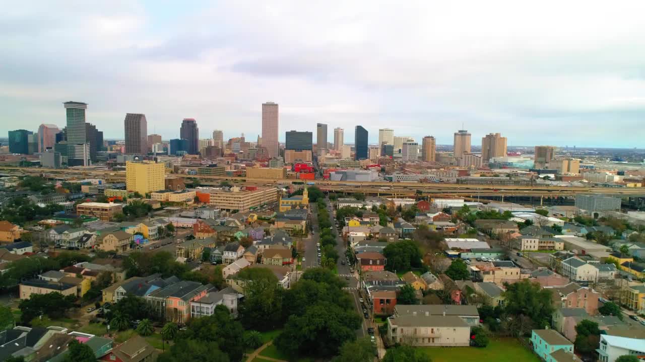 在多云天空下的住宅城市的摩天大楼的空中向前拍摄-新奥尔良，路易斯安那州视频素材