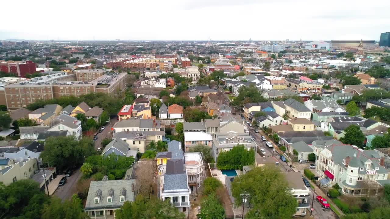 空中向前拍摄的城市住宅的地平线-新奥尔良，路易斯安那州视频素材