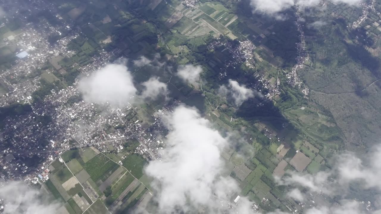 马郎城市鸟瞰图，图片来自飞机。视频素材画面1