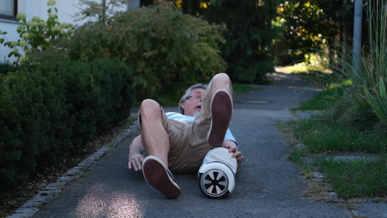 带着悬浮滑板的男人视频素材画面1