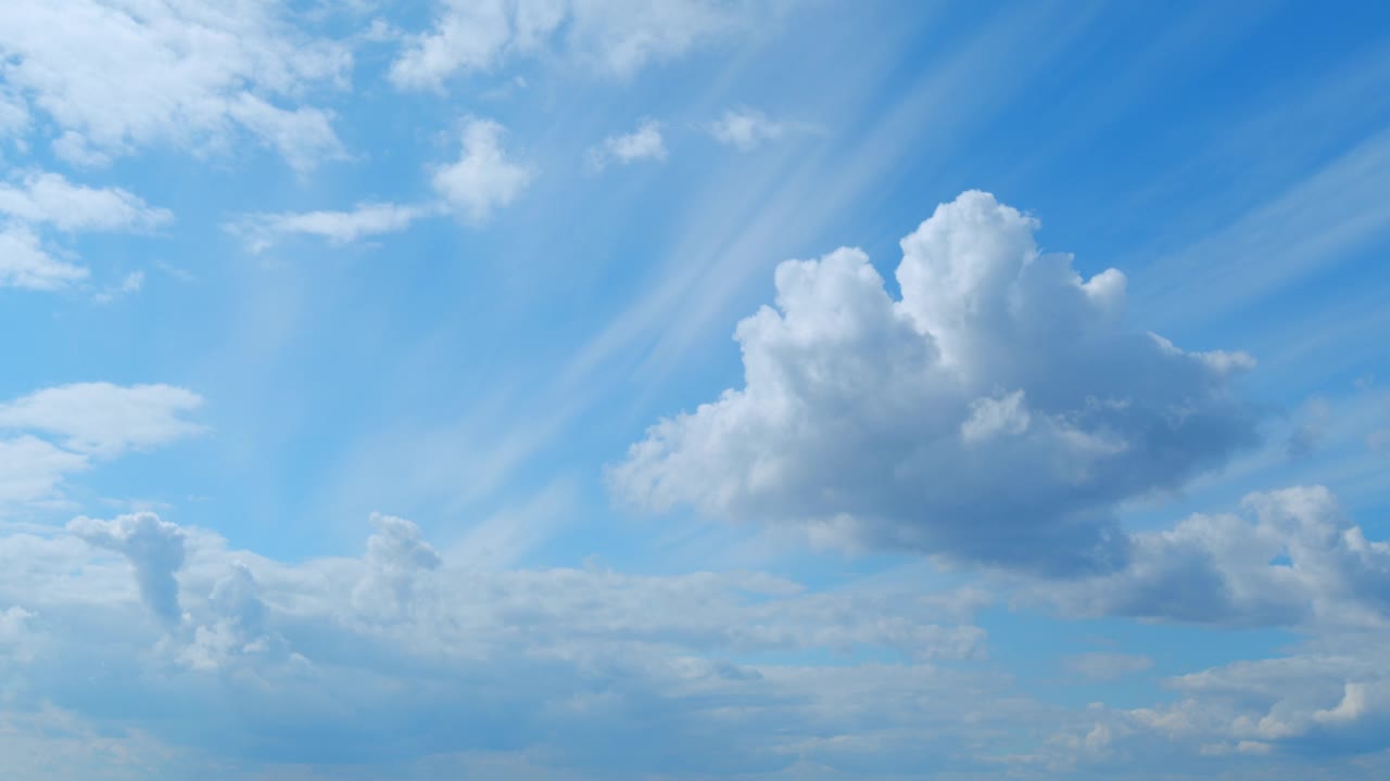 蓝天夏日云景。滚滚浮肿的白色分层云正在移动。时间流逝。视频素材