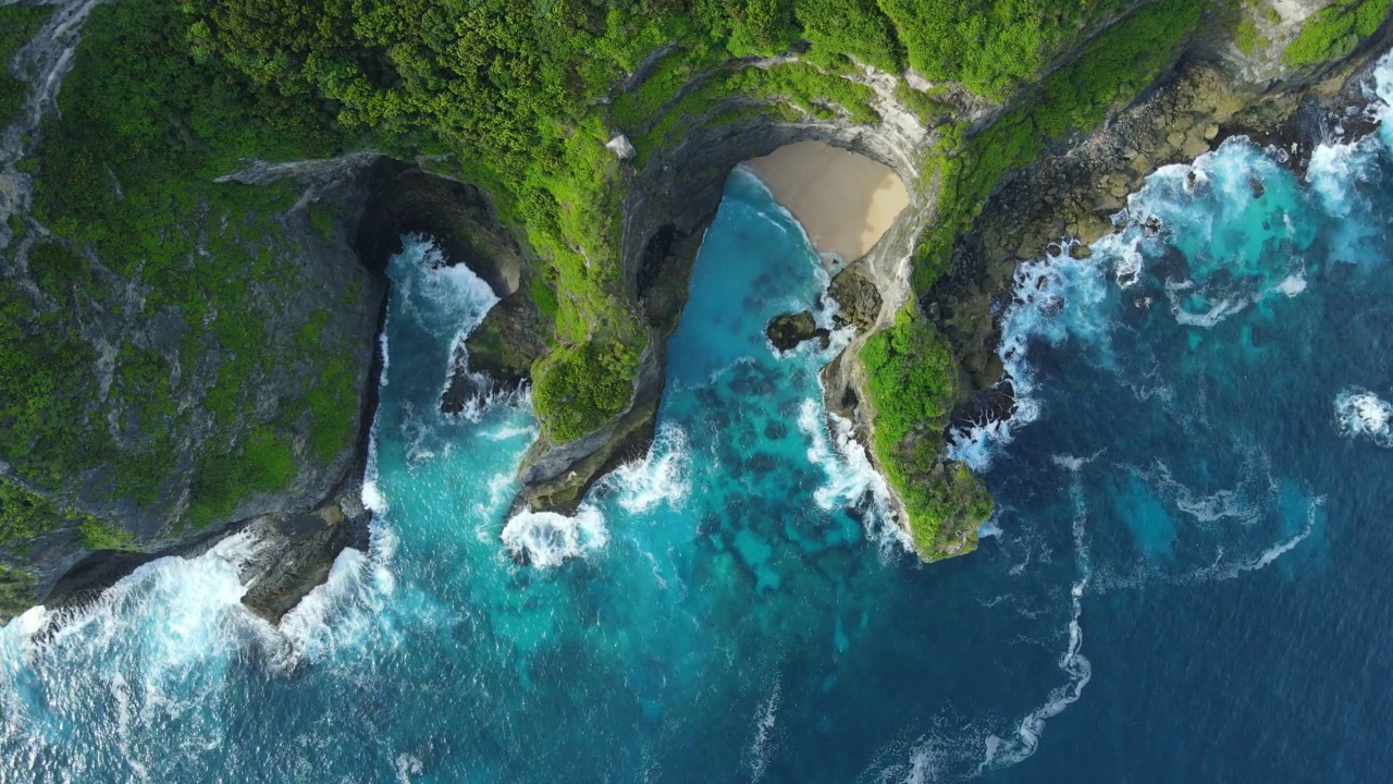 印度尼西亚的风景有岩石和蓝色的海洋和海浪。鸟瞰图。视频素材