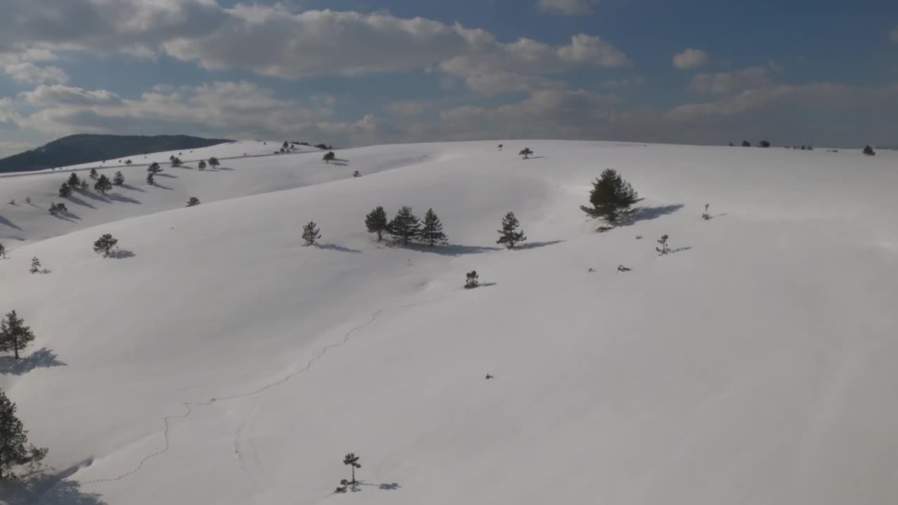 从缆车缆车上鸟瞰兹拉蒂伯山冬季景观视频素材