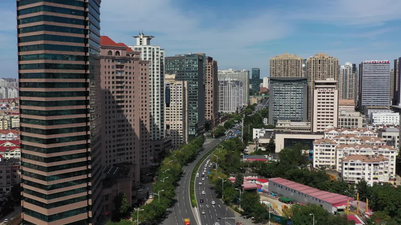 4K分辨率实时镜头，无人机视角青岛城市景观，青岛，山东省，中国视频素材