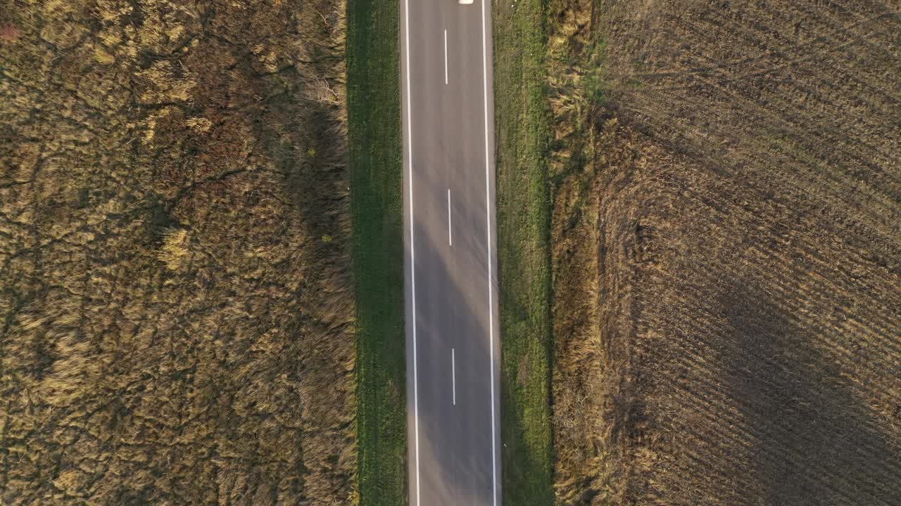 高速公路上装载推土机的半卡车鸟瞰图，无人机从上到下视频素材