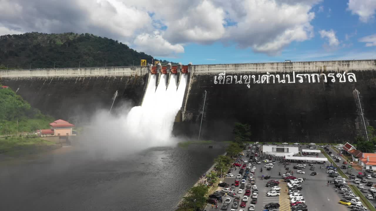 大坝放水从大坝流出的水视频素材