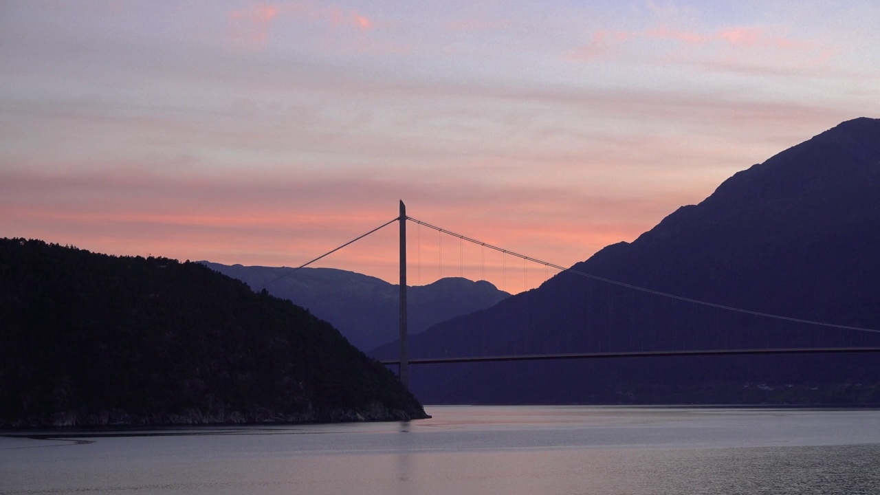 挪威山脉和峡湾。全景。日落时分的挪威。视频素材