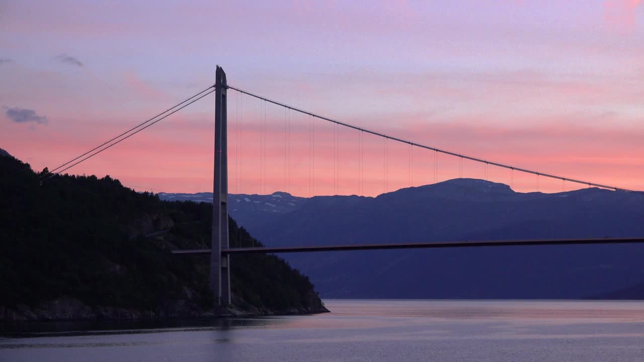 挪威山脉和峡湾。全景。日落时分的挪威。视频素材