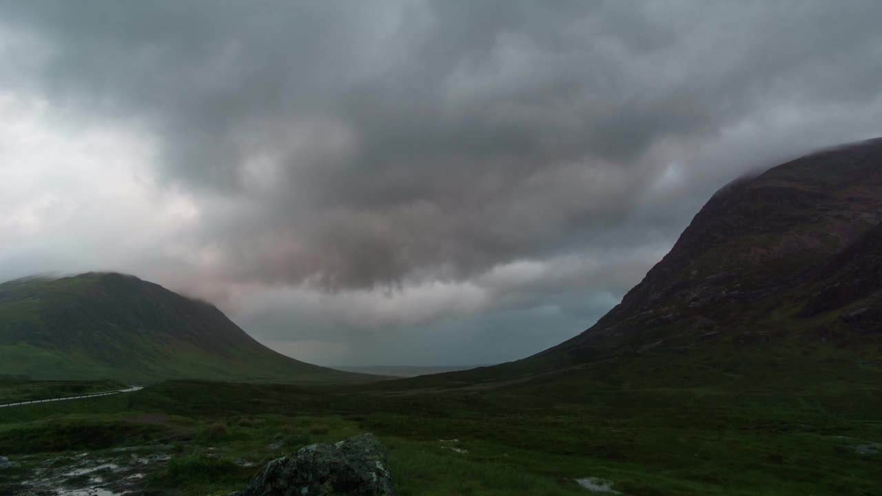 英国苏格兰格伦科一个漆黑的雨夜视频素材