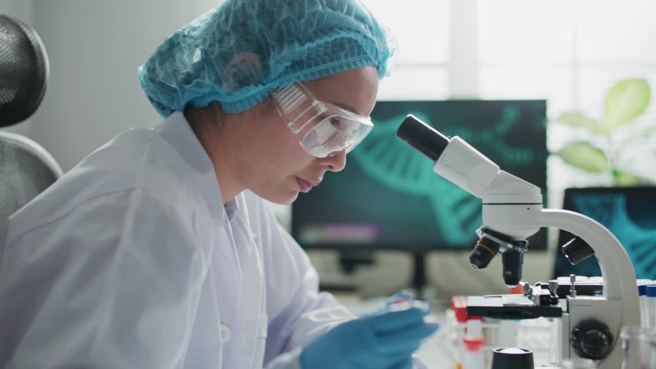 科学家在实验室寻找显微镜视频素材