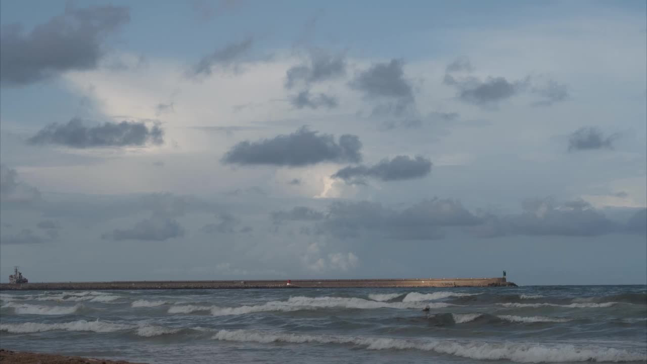 海上乌云密布视频素材