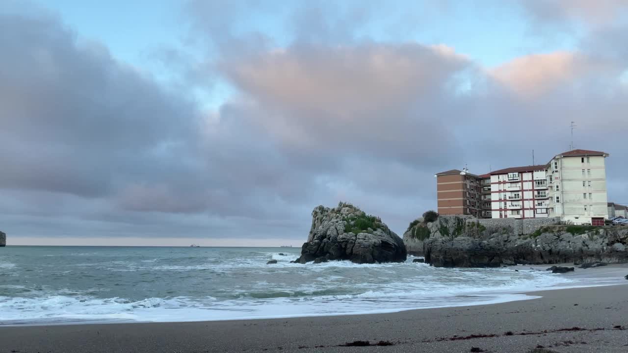 日落时海滩上的海浪视频素材