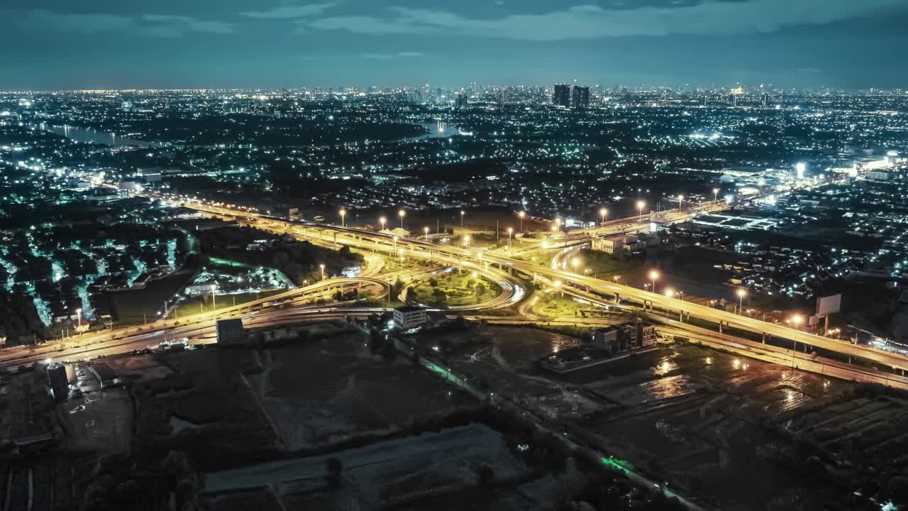 夜间回旋道路交通鸟瞰图。视频素材