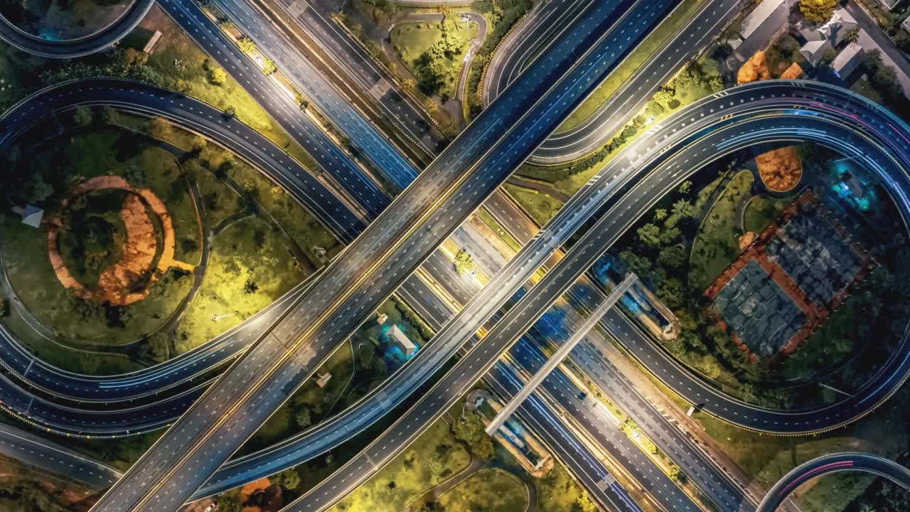 夜间回旋道路交通鸟瞰图。视频素材