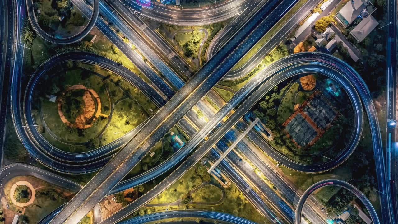 夜间回旋道路交通鸟瞰图。视频素材