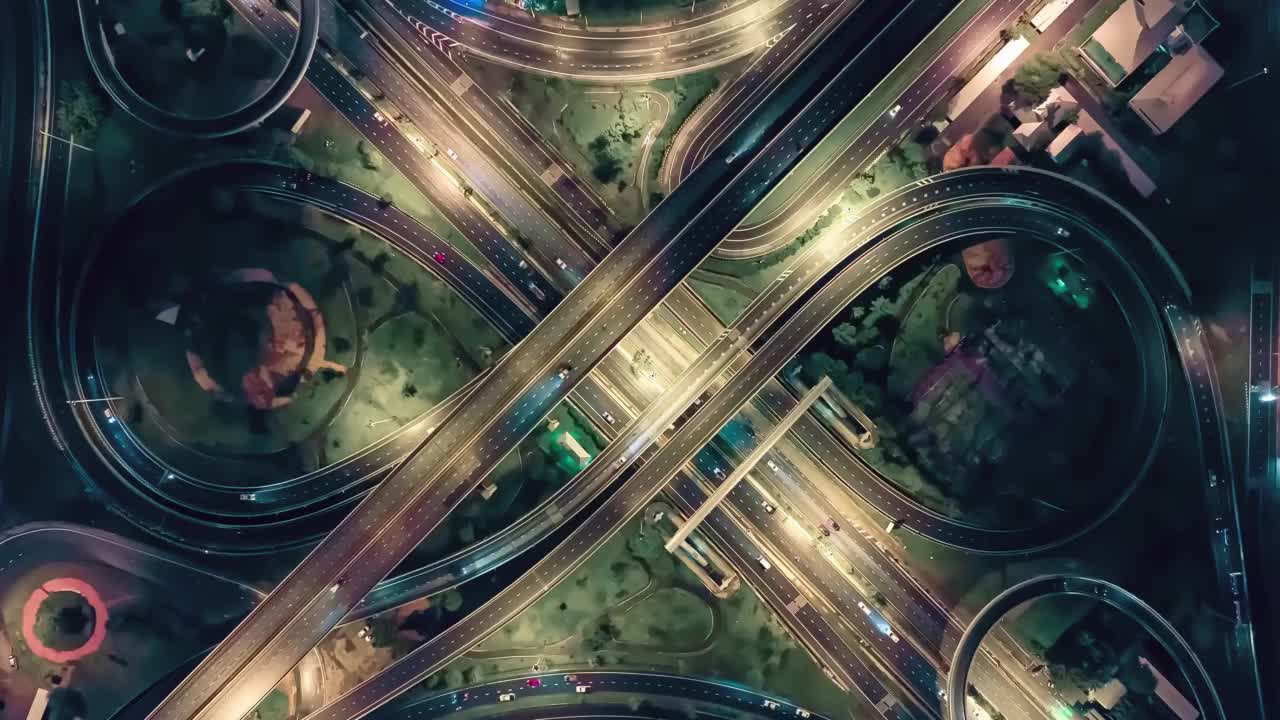 夜间回旋道路交通鸟瞰图。视频素材