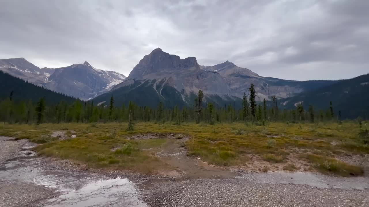 4K镜头的落基山脉在雨天和多云的天空在卑诗省，加拿大视频素材