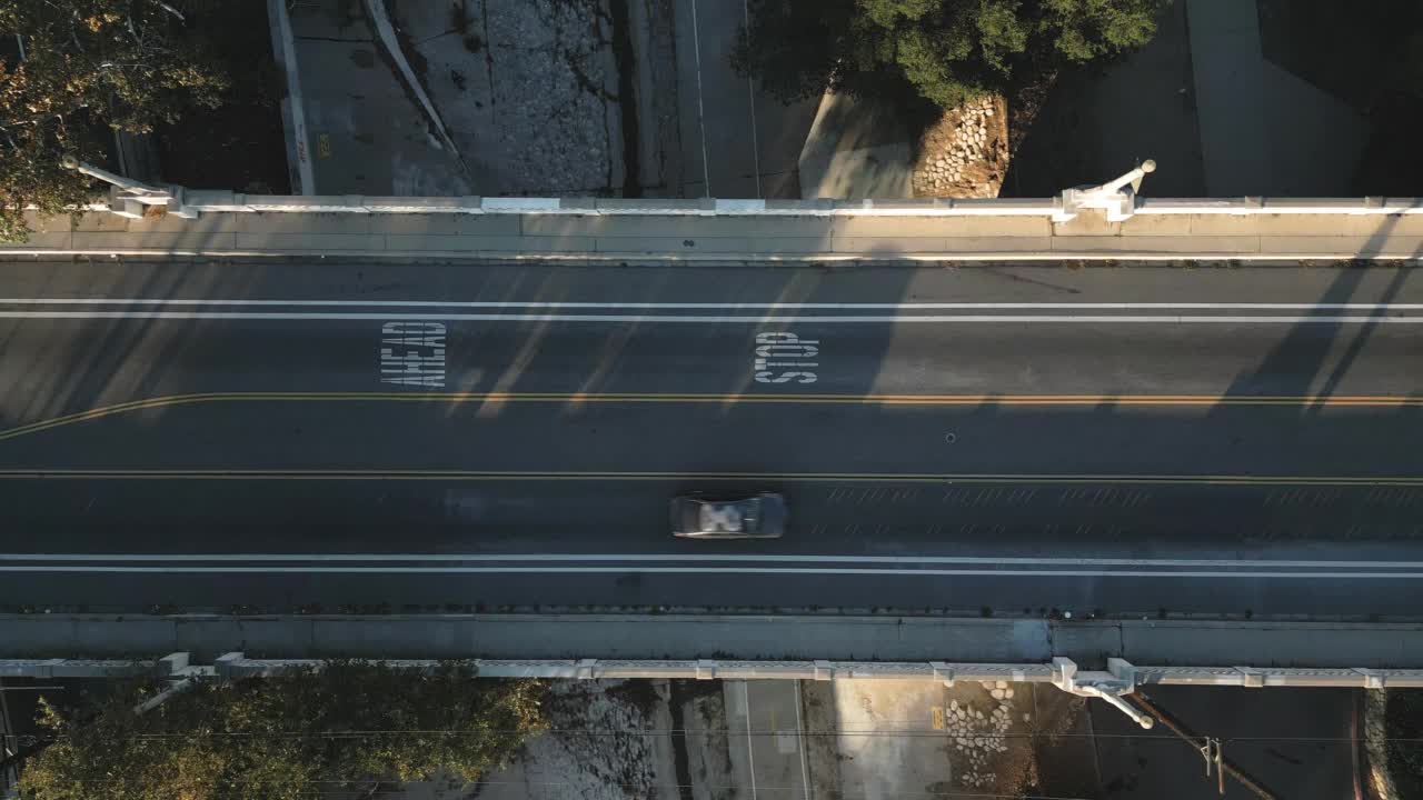 行驶在公路桥上的车辆的俯视图视频素材