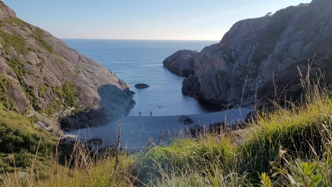 晴朗的日子里，弗莱克峡湾美丽的岩石海湾视频素材