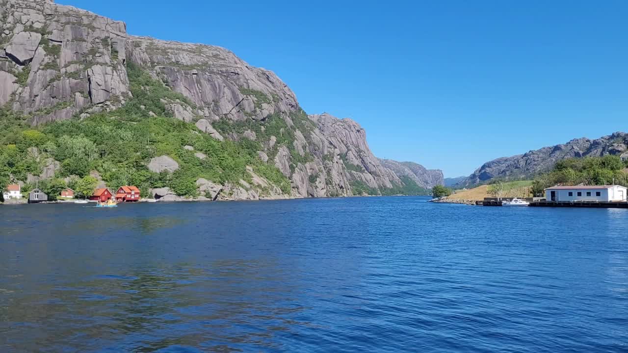 晴朗的日子里，弗莱克峡湾美丽的岩石海湾视频素材