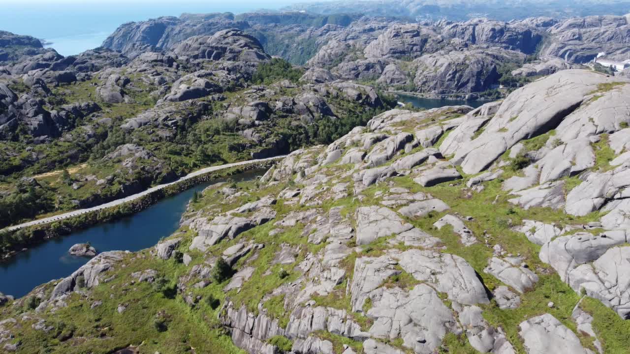 晴朗的一天，弗莱克峡湾的岩石丘陵和湖泊的空中景观视频素材