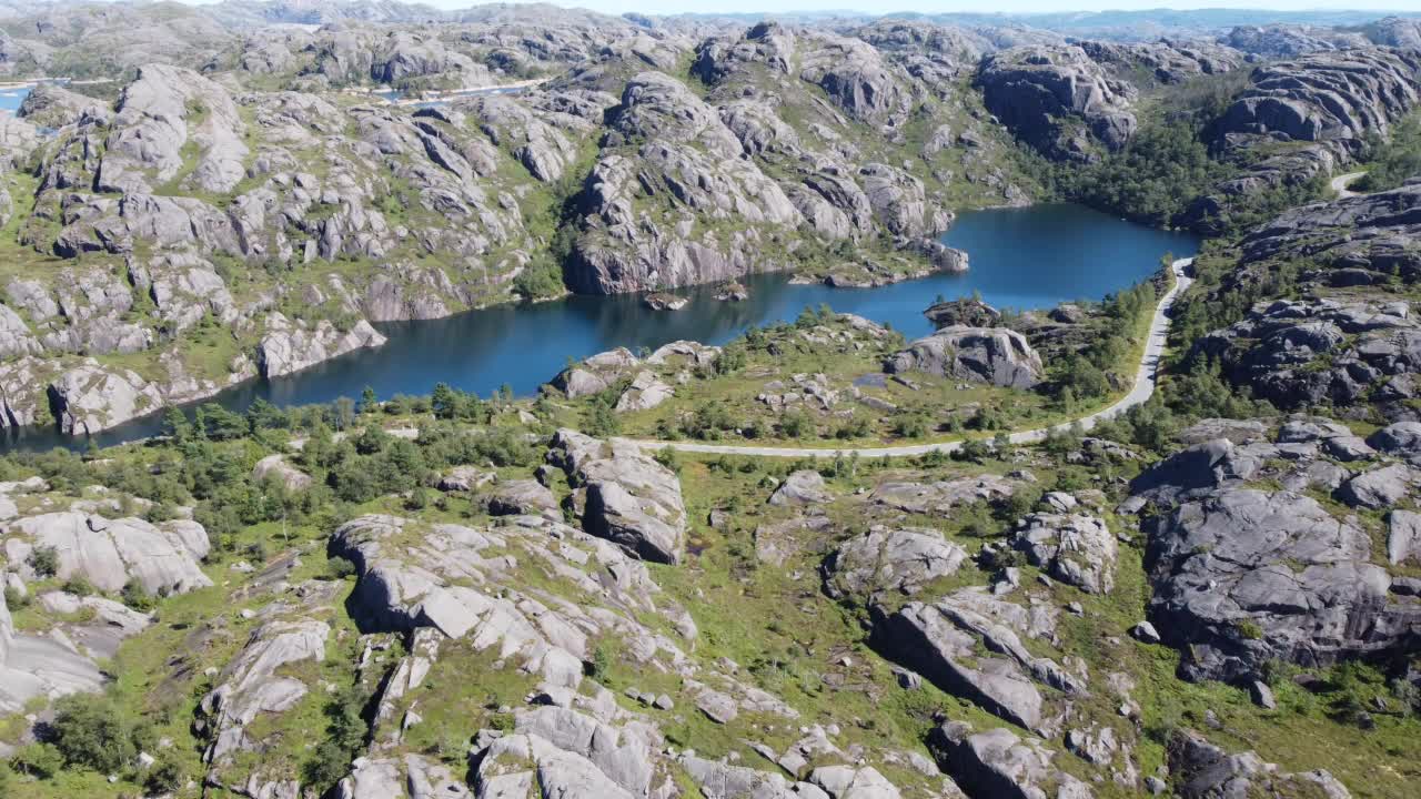 晴朗的一天，弗莱克峡湾的岩石丘陵和湖泊的空中景观视频素材