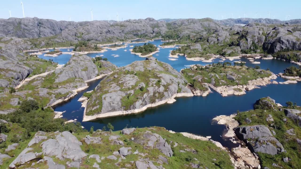 晴朗的一天，弗莱克峡湾的岩石丘陵和湖泊的空中景观视频素材