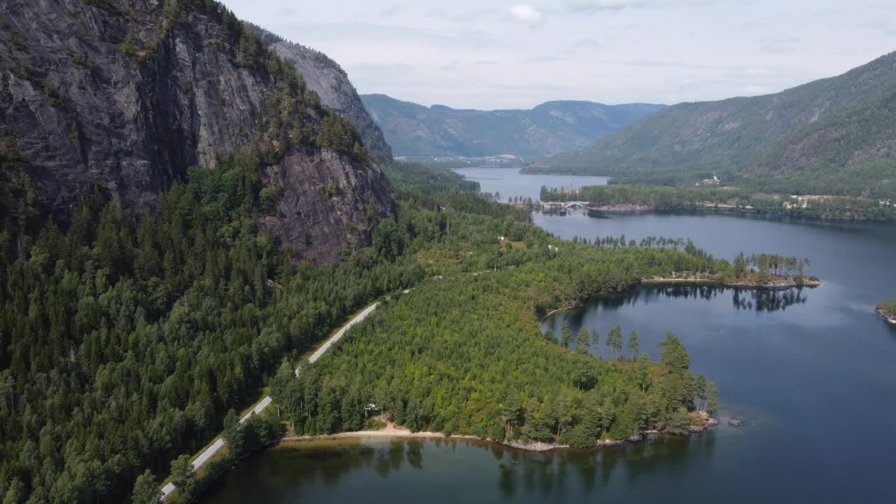 晴朗的一天，弗莱克峡湾的岩石丘陵和湖泊的空中景观视频素材