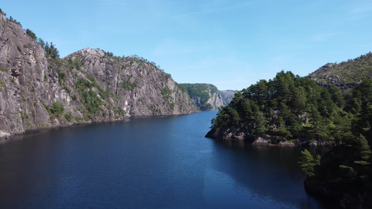 晴朗的日子里，弗莱克峡湾美丽的岩石海湾视频素材