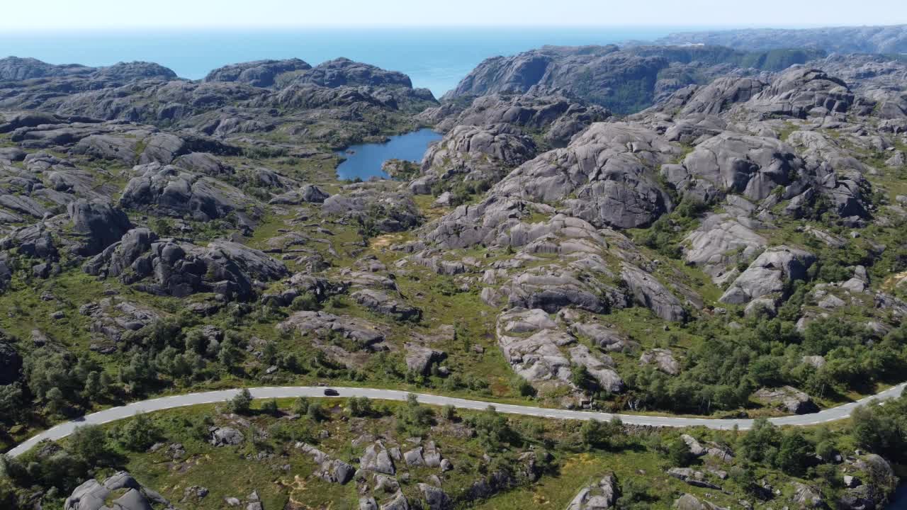 晴朗的一天，弗莱克峡湾的岩石丘陵和湖泊的空中景观视频素材