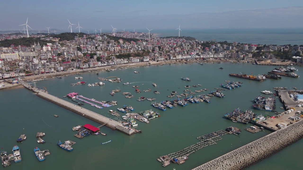 渔港堤坝和停泊船只的鸟瞰图视频素材