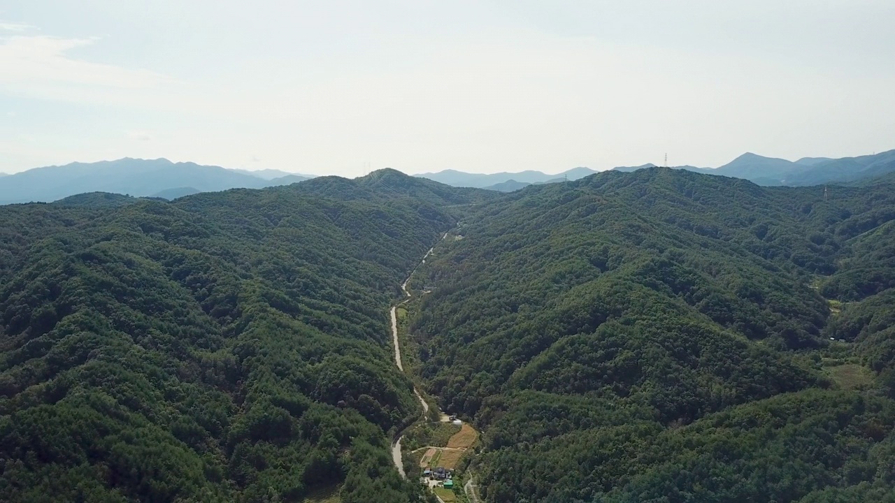 韩国江原道江陵市泗川县白天的山、山脊和道路视频素材