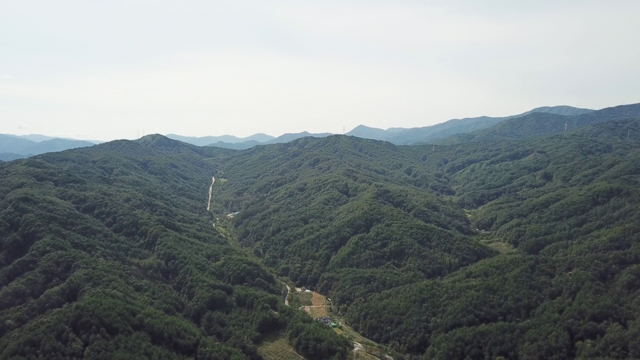 韩国江原道江陵市泗川县白天的山、山脊和道路视频素材