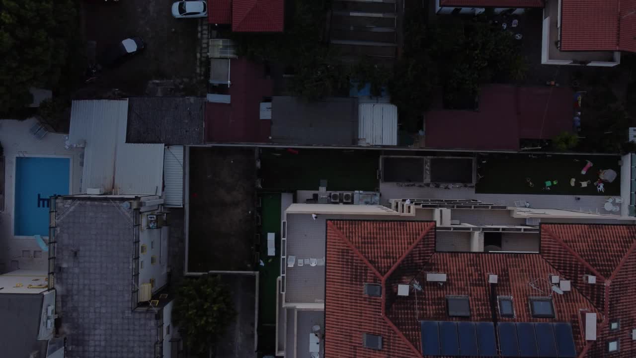 建筑物、街道和汽车的鸟瞰图视频素材