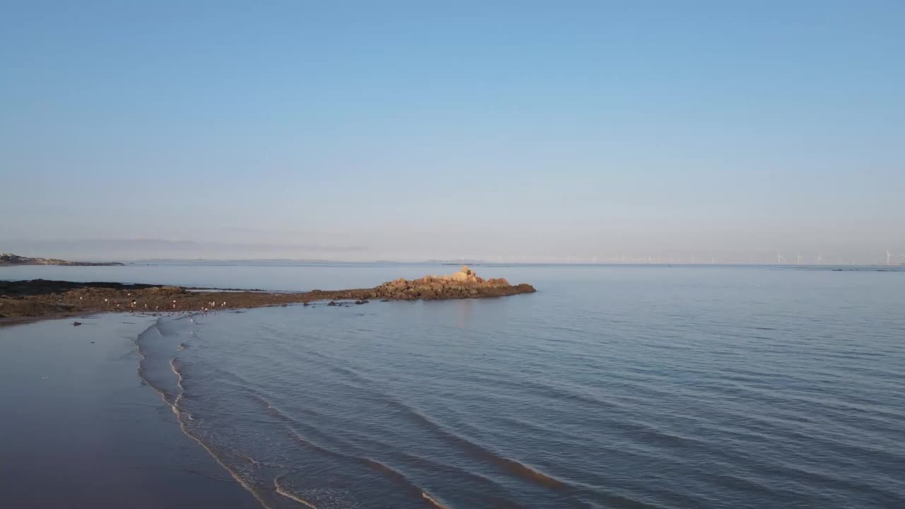 沿海岛屿和近海风力黄昏发电视频素材