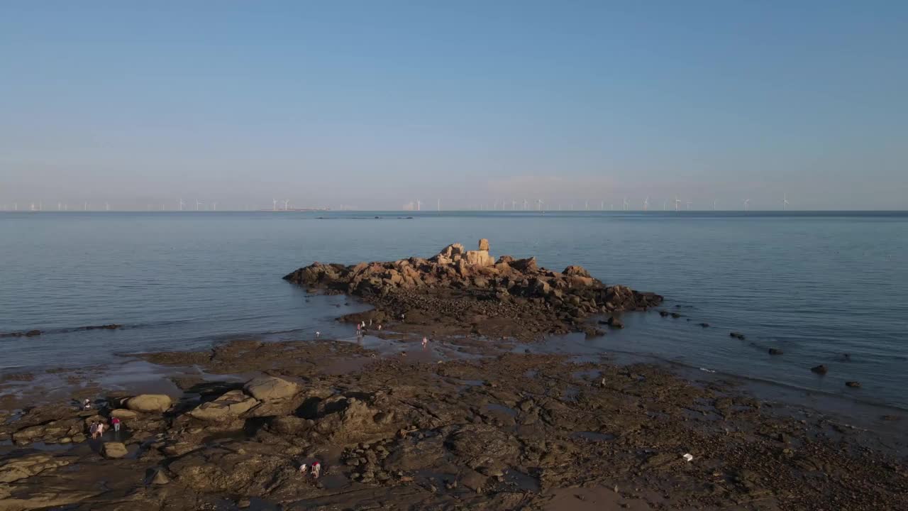 沿海岛屿和近海风力发电视频素材