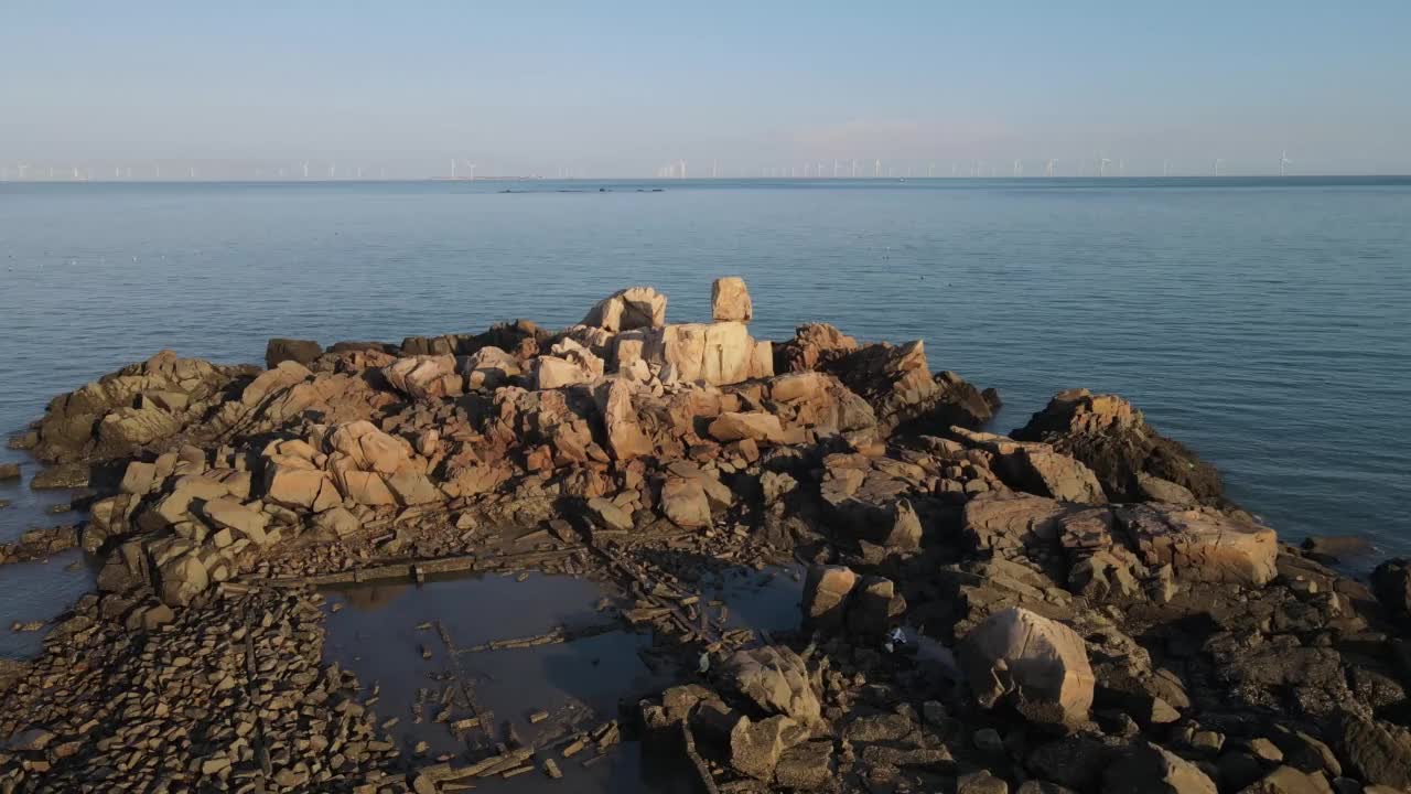 沿海岛屿和近海风力发电视频素材