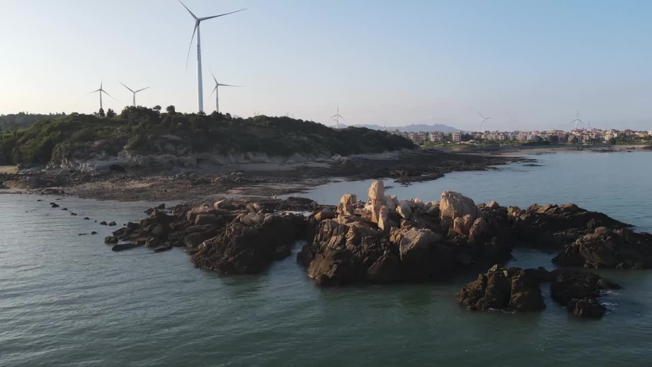 沿海岛屿和近海风力发电视频素材