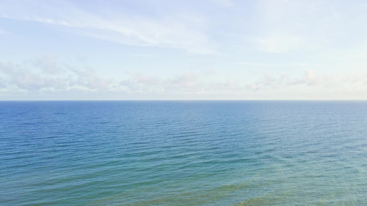 日出时海浪平静的海景视频素材