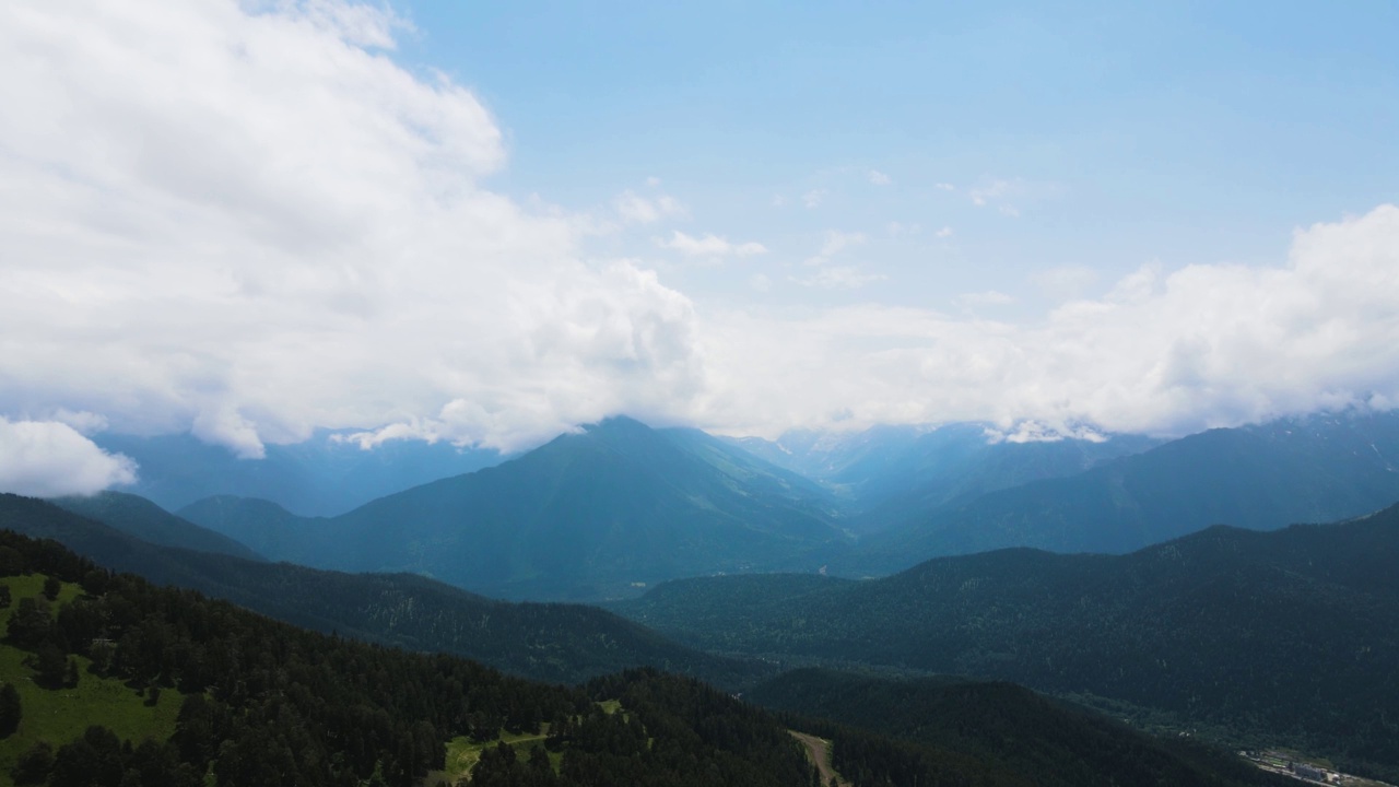 用无人机拍摄的特伯达夏季云雾缭绕的山峰全景。视频素材