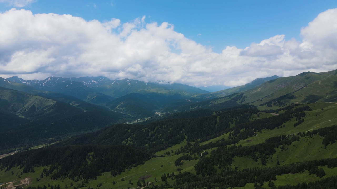 用无人机拍摄的特伯达夏季云雾缭绕的山峰全景。视频素材