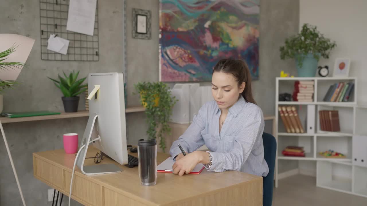 成年学生做笔记并写下来视频素材