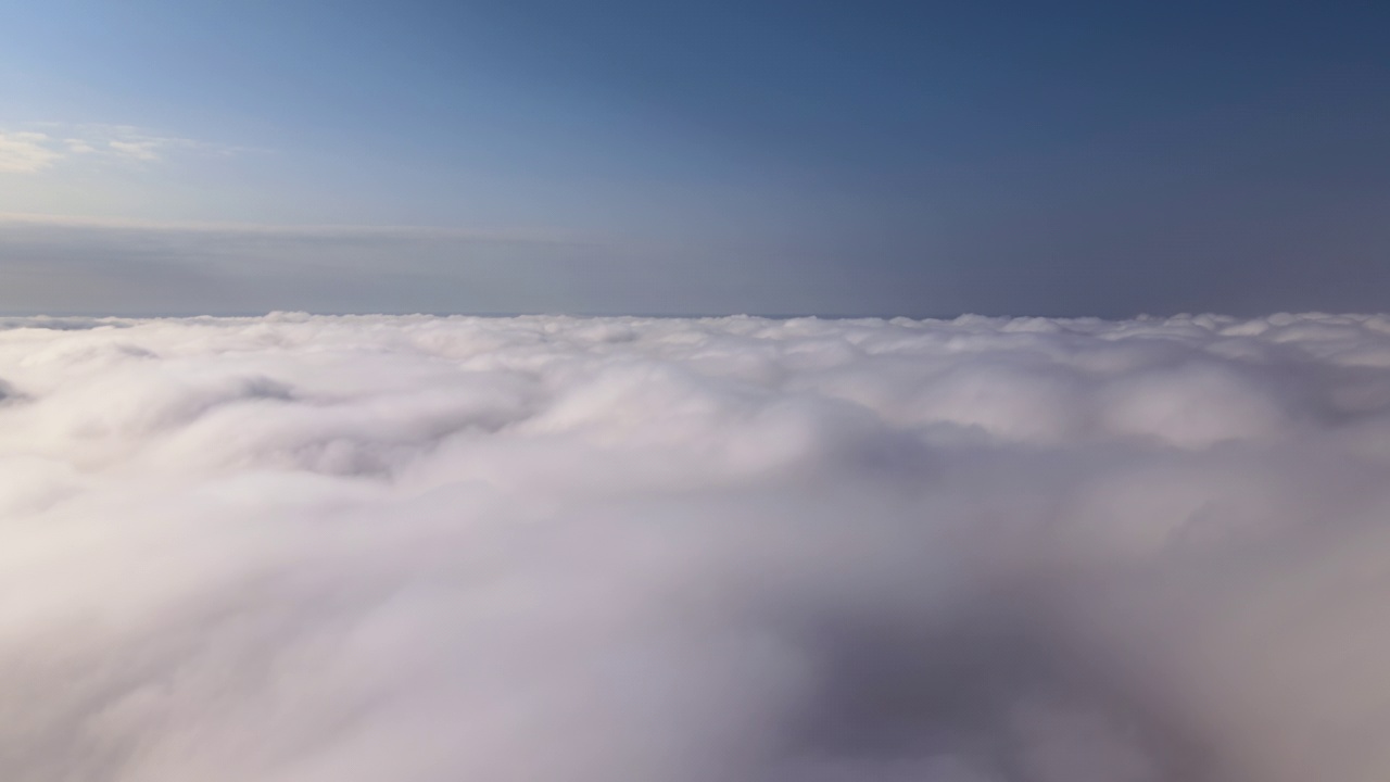 从高空飞机窗口鸟瞰暴雨前形成的地面上覆盖着蓬松的积云视频素材