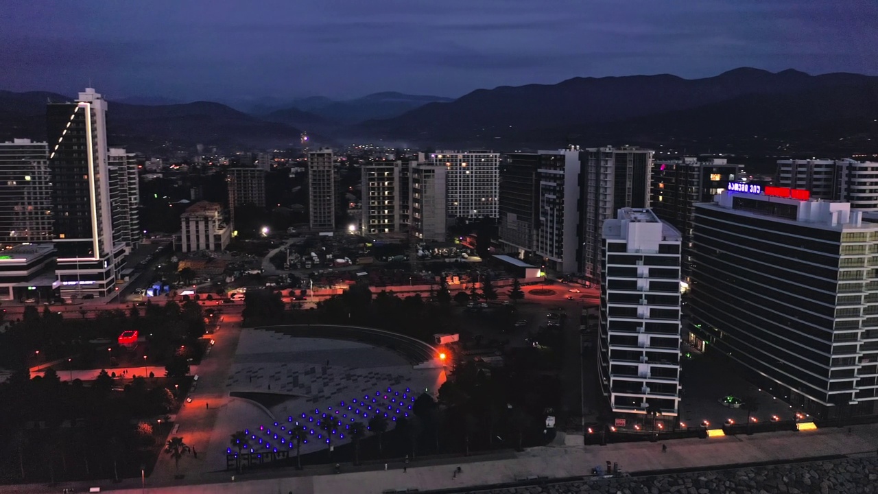 日出后巴统城市景观的鸟瞰图视频素材