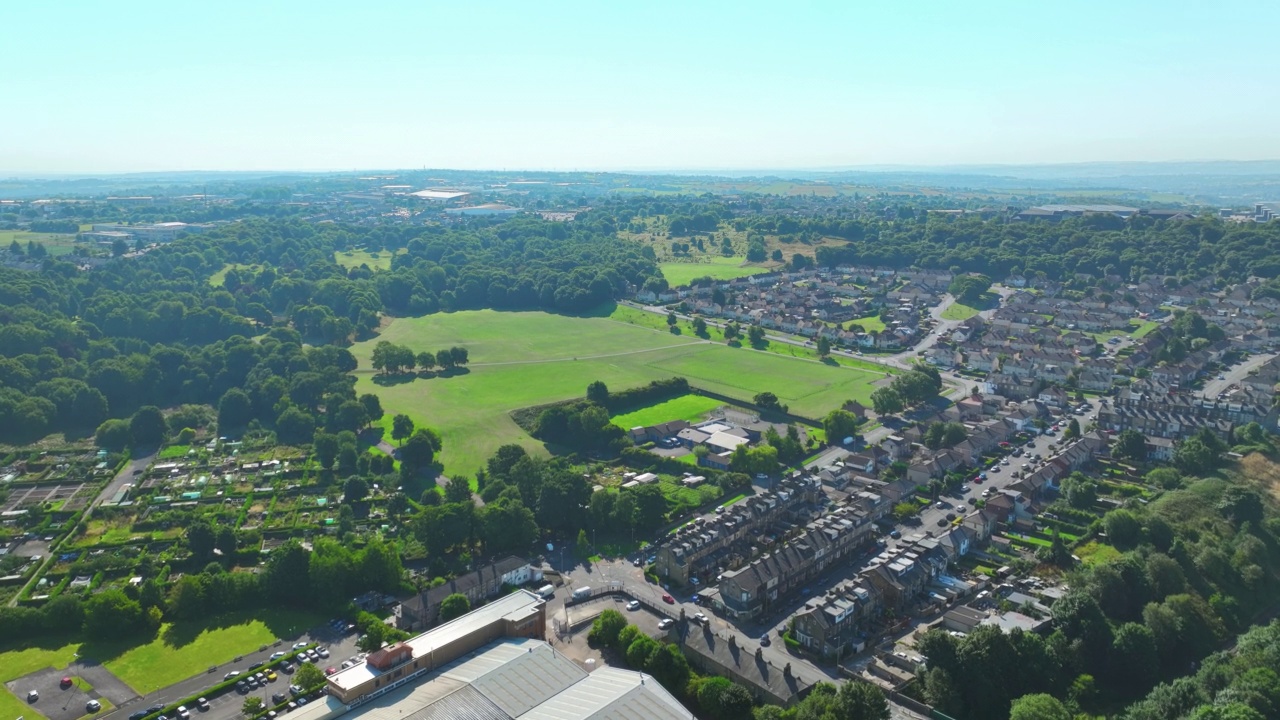 英国布拉德福德:英国城市鸟瞰图，绿意盎然的郊区——从上空俯瞰英国的全景景观视频素材