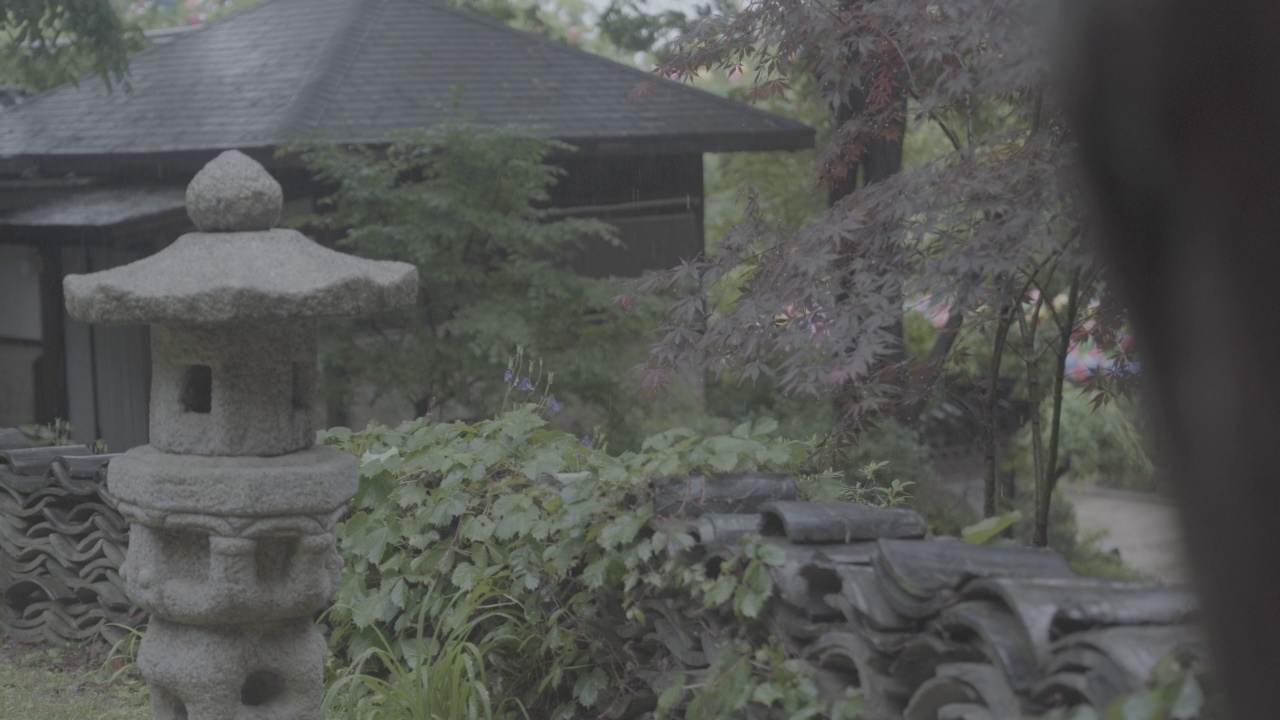 雨天吉僧寺的石灯/韩国首尔城北区视频素材