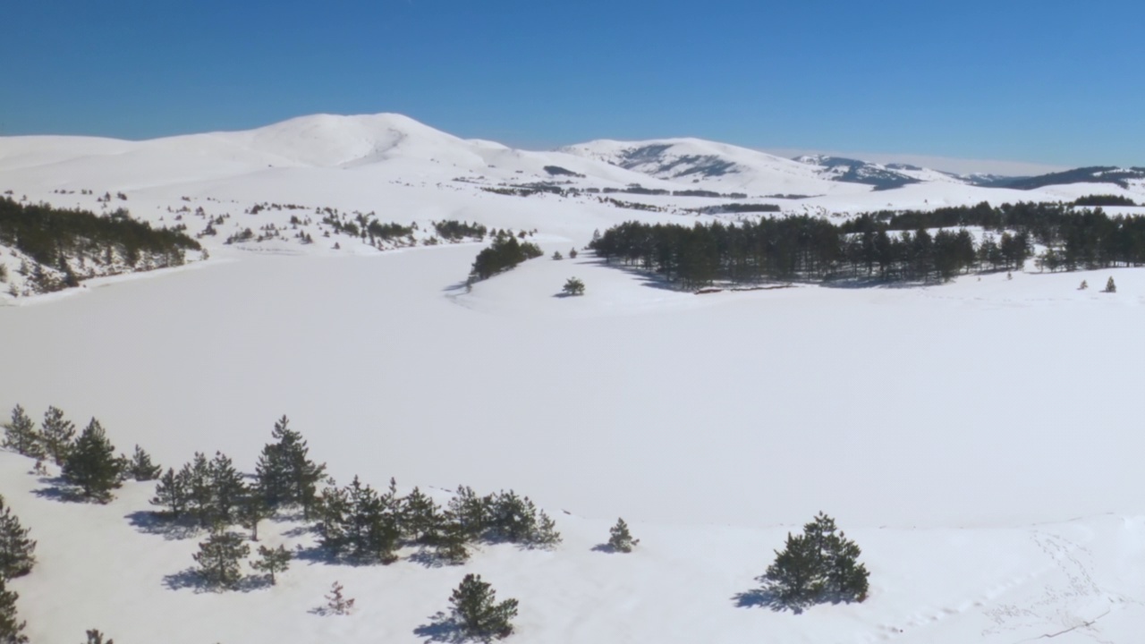 兹拉蒂博山冬季积雪的鸟瞰图视频素材