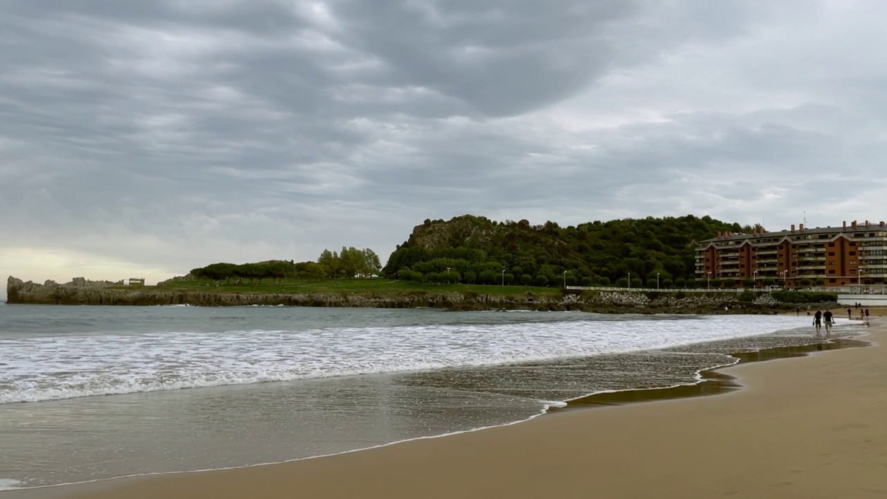 日落时海滩上的海浪视频素材