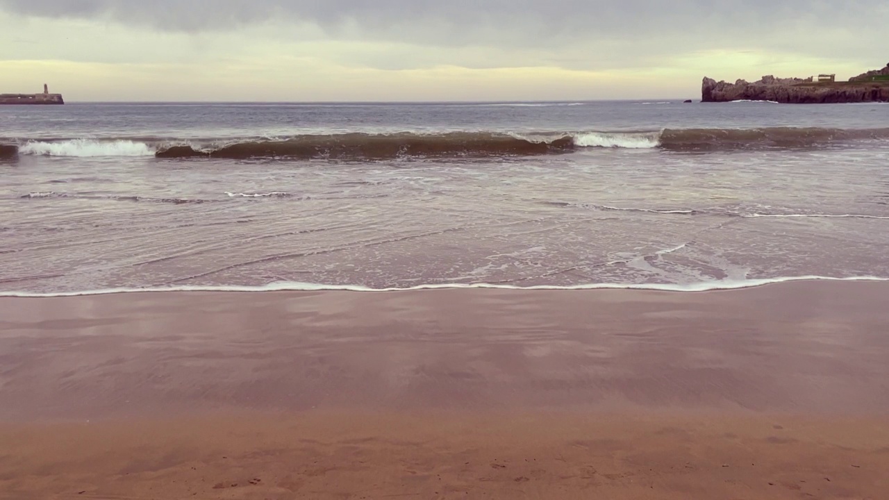 日落时海滩上的海浪视频素材